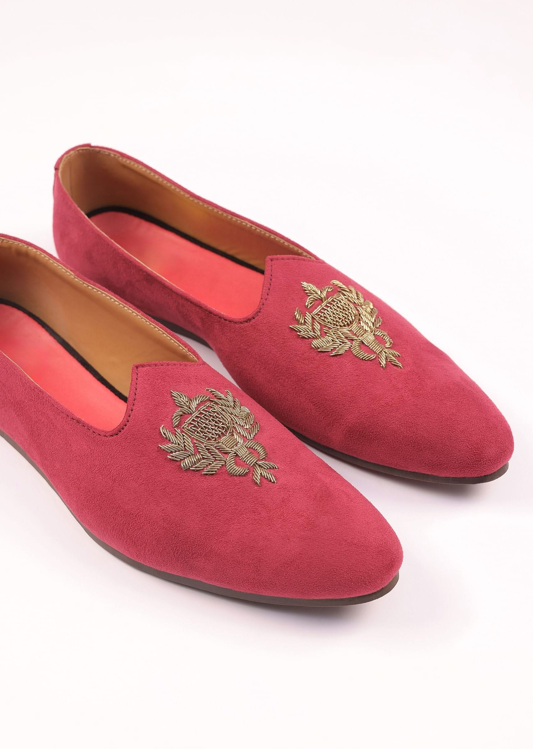 valentine_red_juttis_for_men_in_suede_with_embroidery-sg124615_3_0d2e39fd-e8b6-471c-b652-dc3dcb865044.jpg