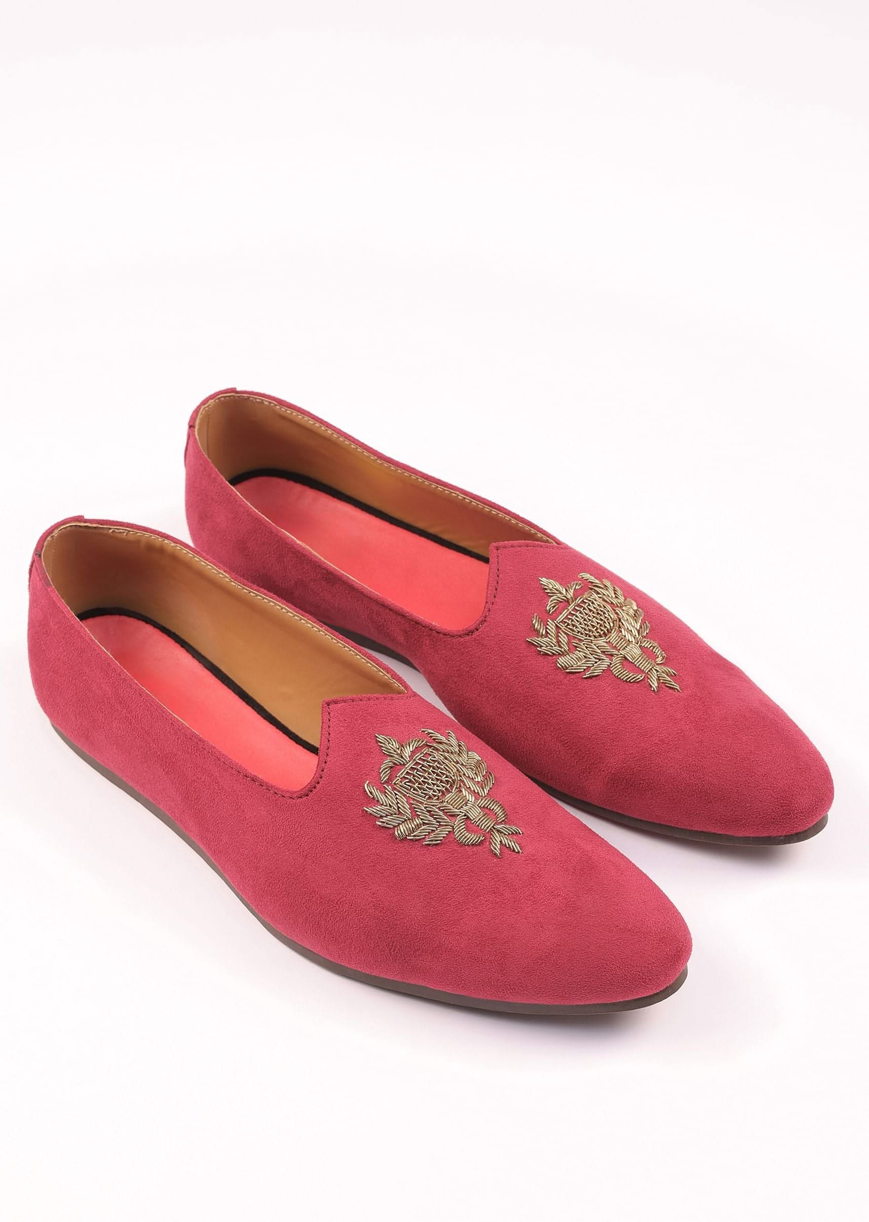 valentine_red_juttis_for_men_in_suede_with_embroidery-sg124615_4_248210b3-0af9-43f5-9f67-c67d09b279bf.jpg