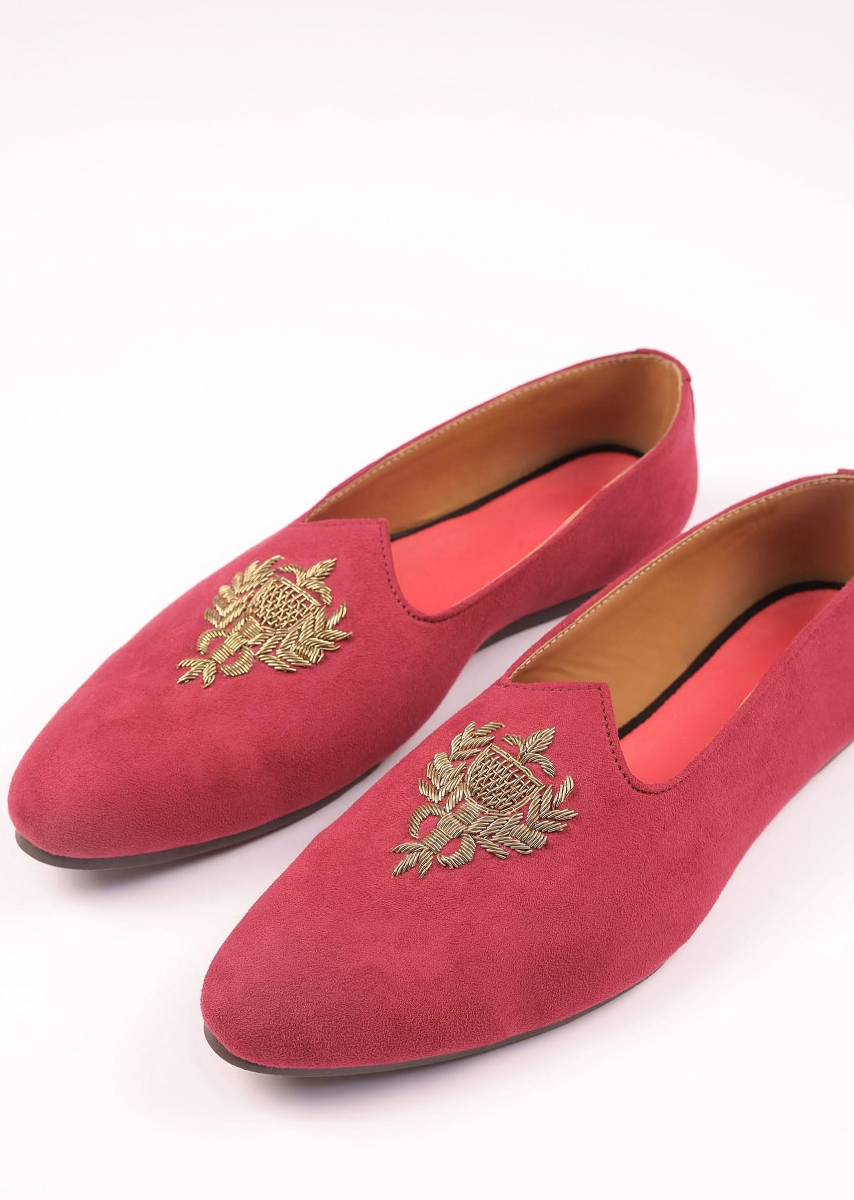 valentine_red_juttis_for_men_in_suede_with_embroidery-sg124615_5_690ef72d-78c8-4912-870b-3893344957f1.jpg