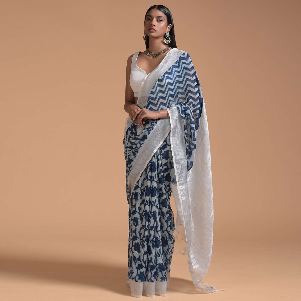 white-and-blue-saree-in-linen-with-batik-printed-floral-jaal-online-kalki-fashion-j0191555ay-sg45265_5_19bd1321-110a-4b2e-9029-22b5499e7caa.jpg