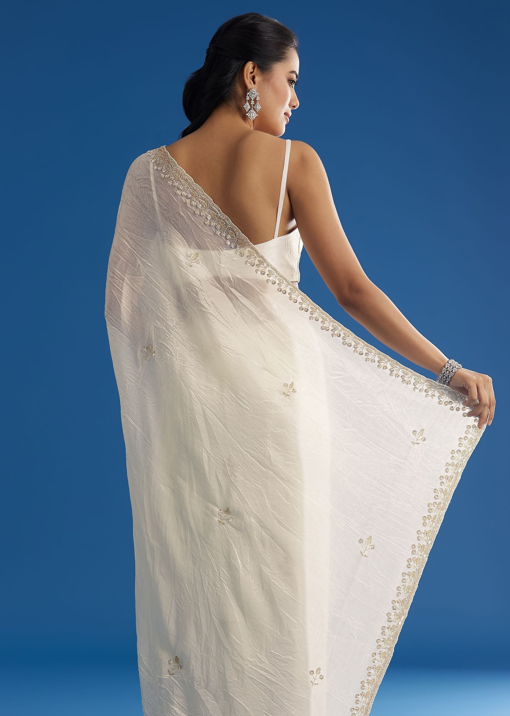 white-crushed-tissue-saree-with-stones-and-sequins-embroidery-and-scallop-border-sg296145-6_0476e951-8352-444e-8947-4907790cd530.jpg