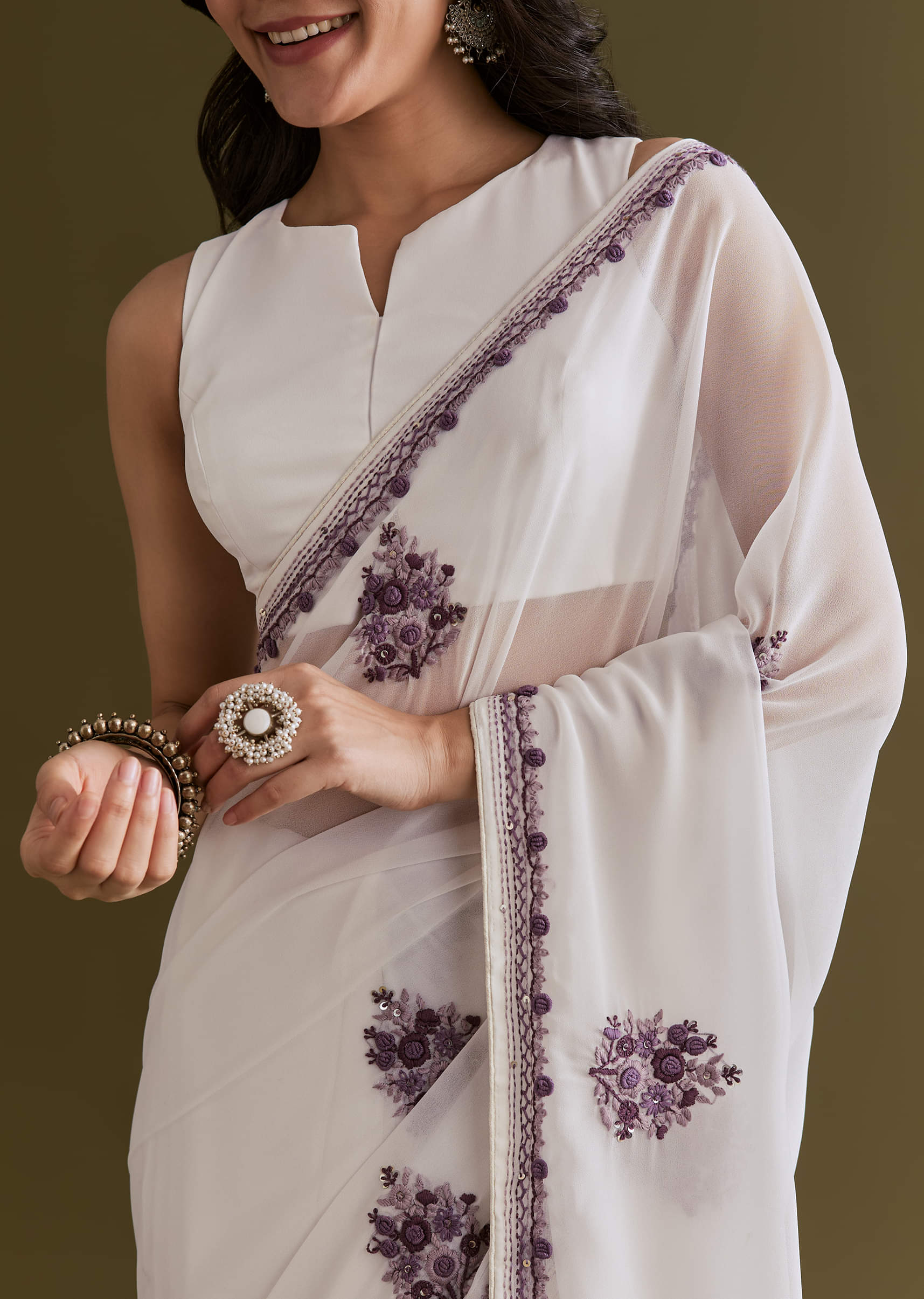 white-georgette-saree-with-kashmiri-bud-embroidery-sg293117-5_72cebf9e-ac02-4b8f-aaf6-6d1d3d23b6d8.jpg