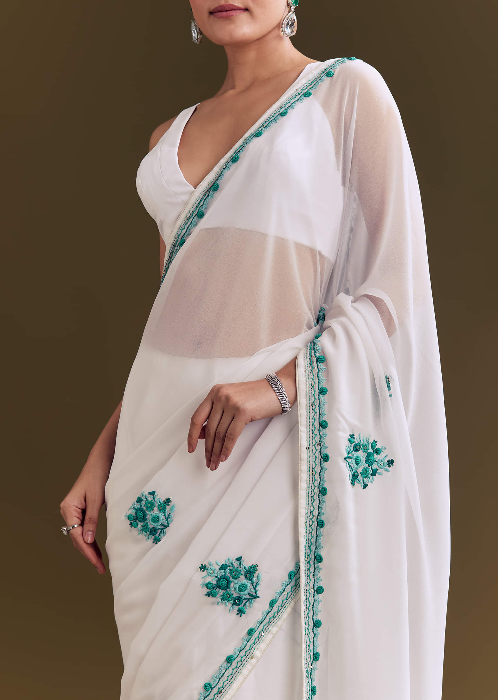 white-georgette-saree-with-traditional-kashmiri-buds-sg293115-5_62d93111-56a9-4898-a116-82be3a9ab798.jpg