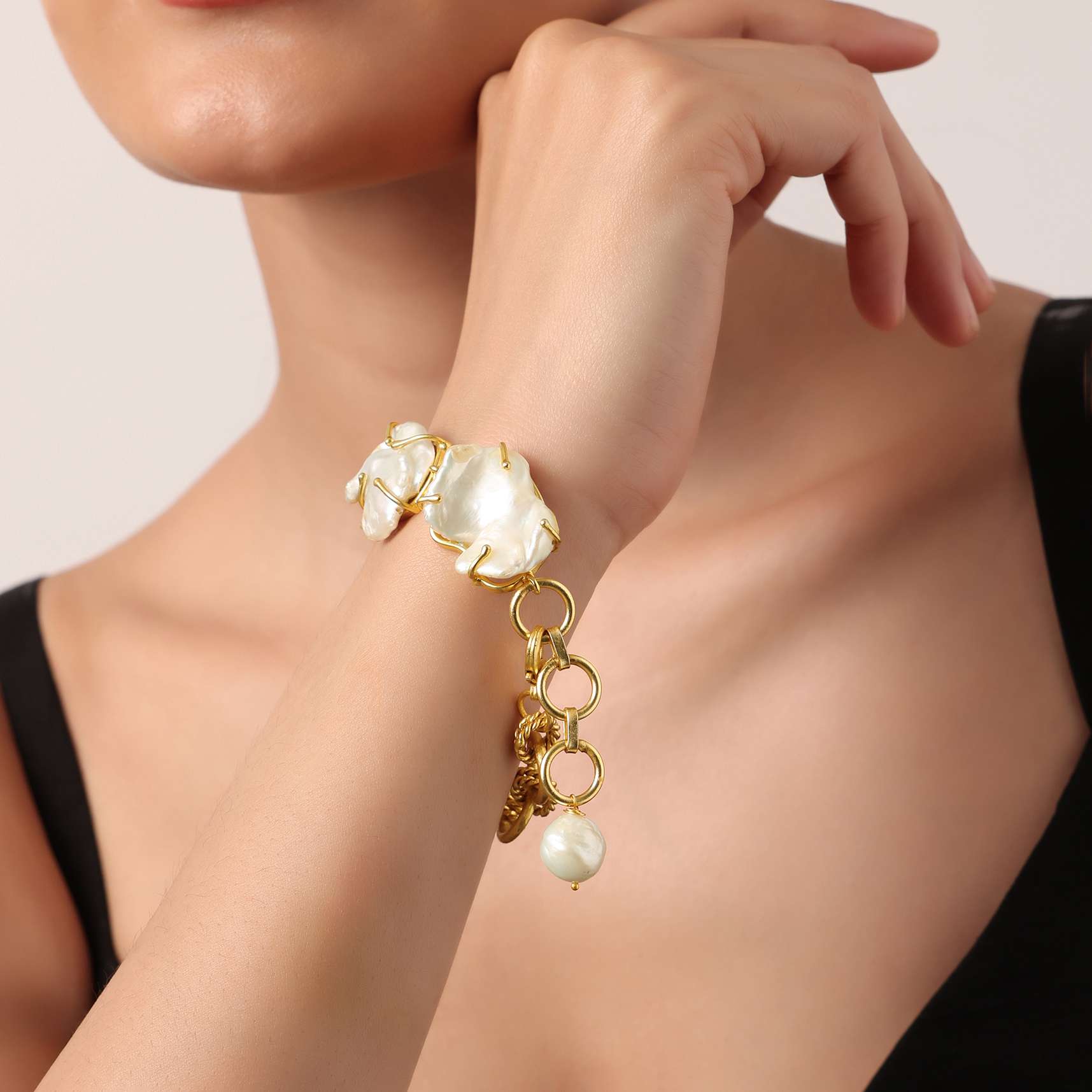 white_and_gold_finish_bracelet_with_mother_of_pearls-sg164563_1_a7230d2e-f825-4dc6-a8b9-5715ac9f6ffa.jpg