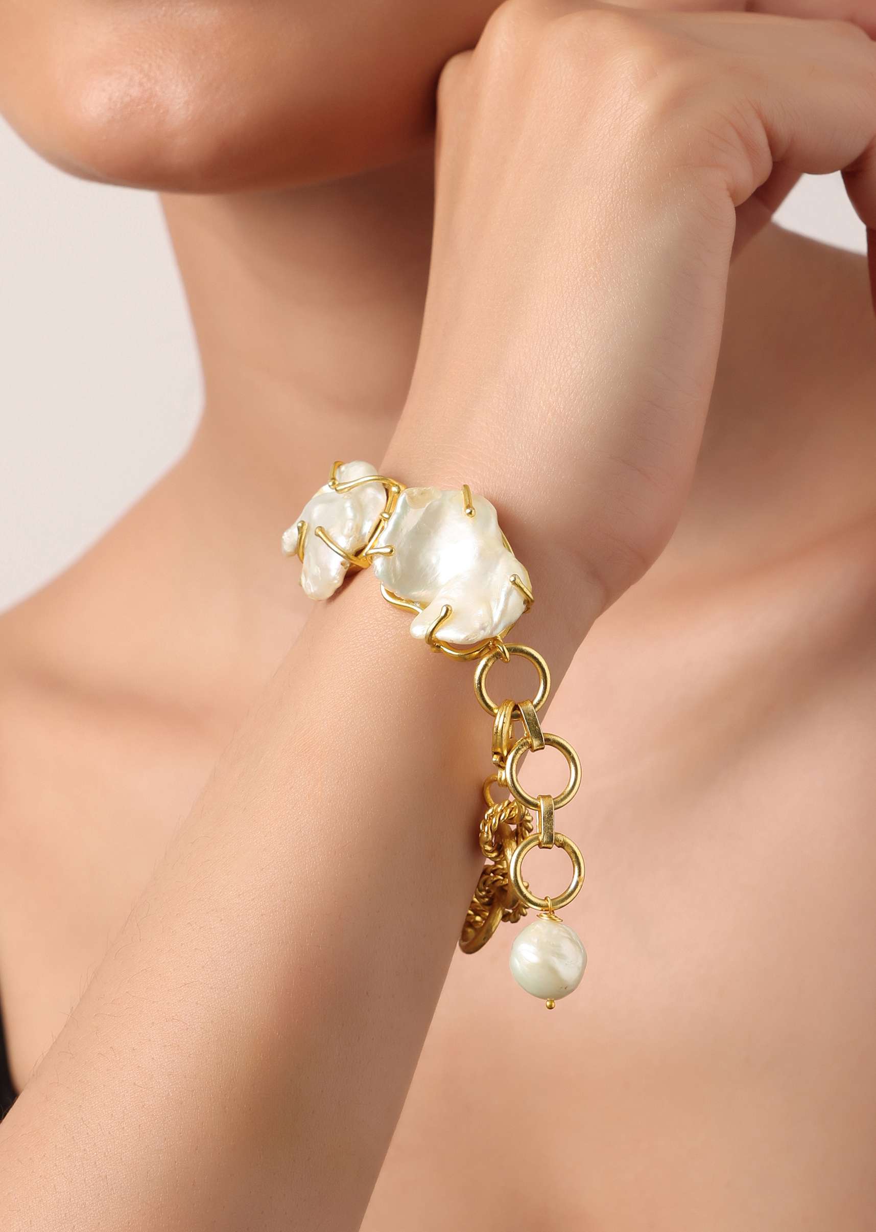 white_and_gold_finish_bracelet_with_mother_of_pearls-sg164563_4_d8125977-7ee7-4153-9d7b-5f87d1119447.jpg