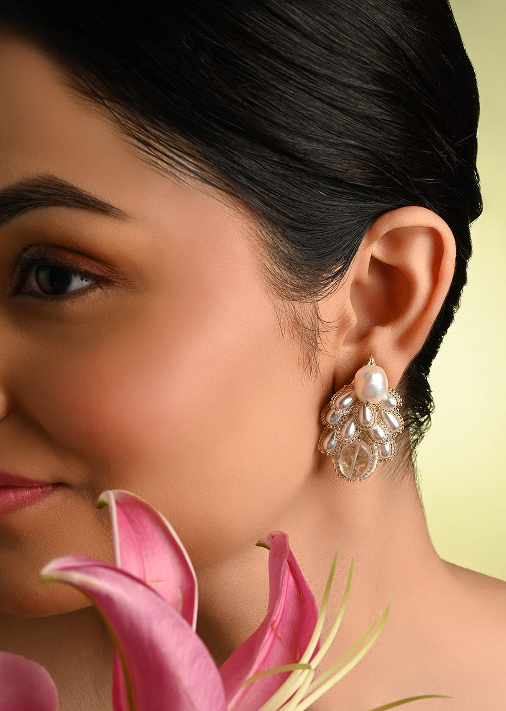 white_pearl_drop_pearl_triangle-sg370975-1-nosto_5.jpg