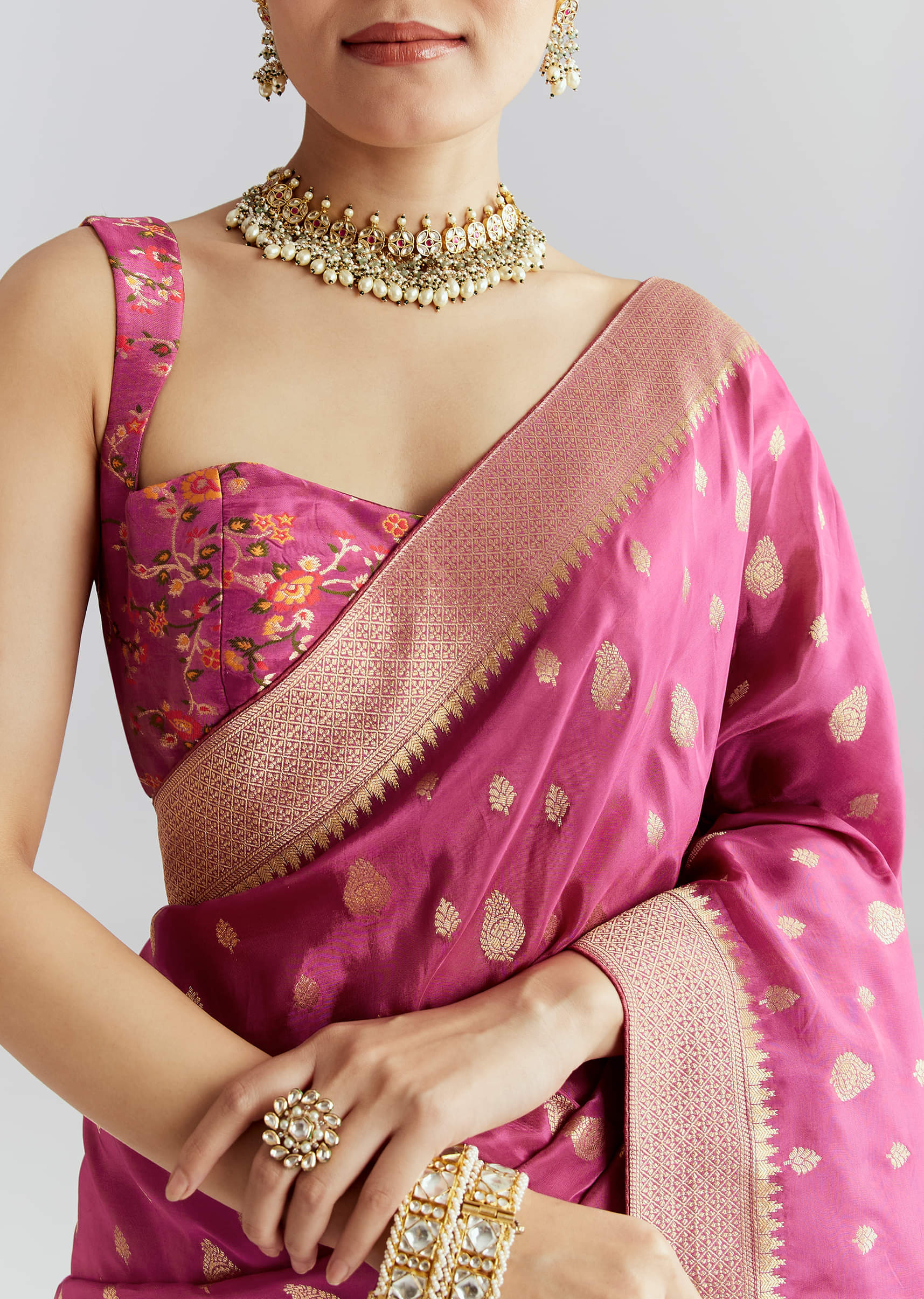 wine-dola-silk-woven-saree-with-golden-zari-embroidery-sg350713-2.jpg