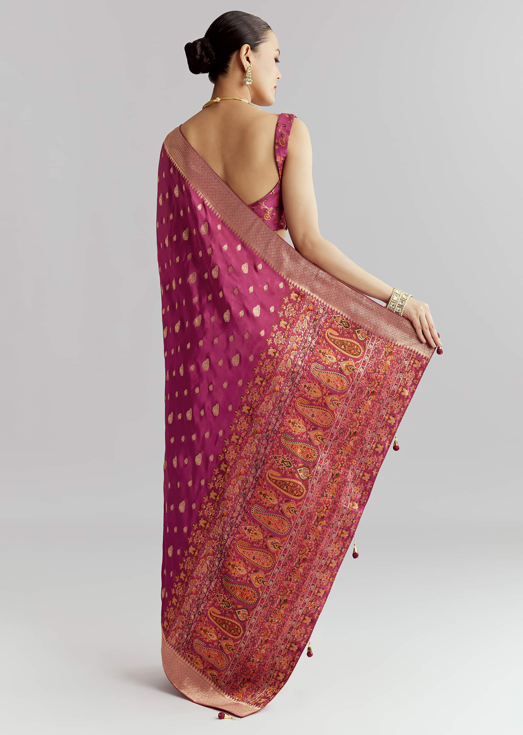 wine-dola-silk-woven-saree-with-golden-zari-embroidery-sg350713-4.jpg