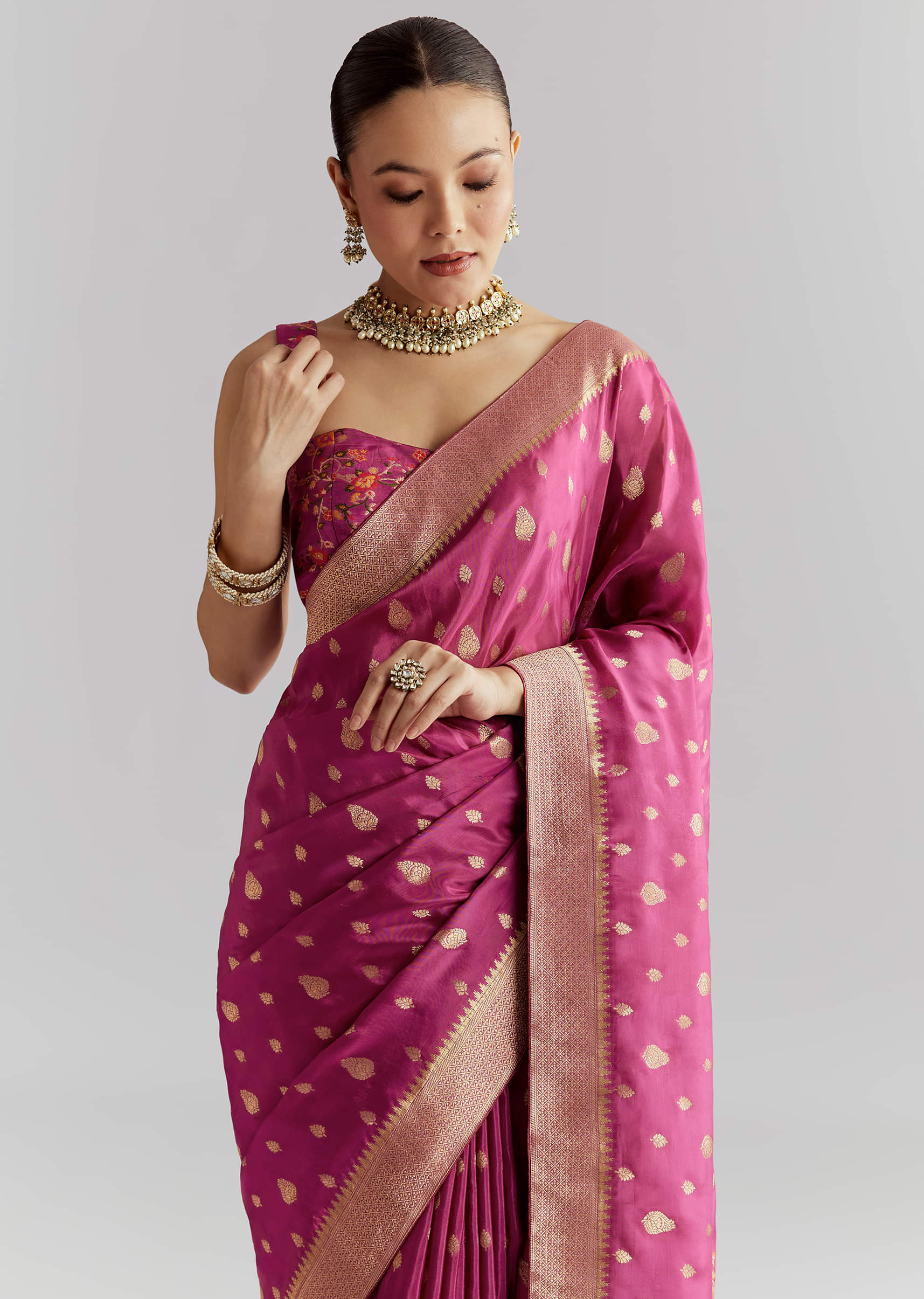 wine-dola-silk-woven-saree-with-golden-zari-embroidery-sg350713-5.jpg