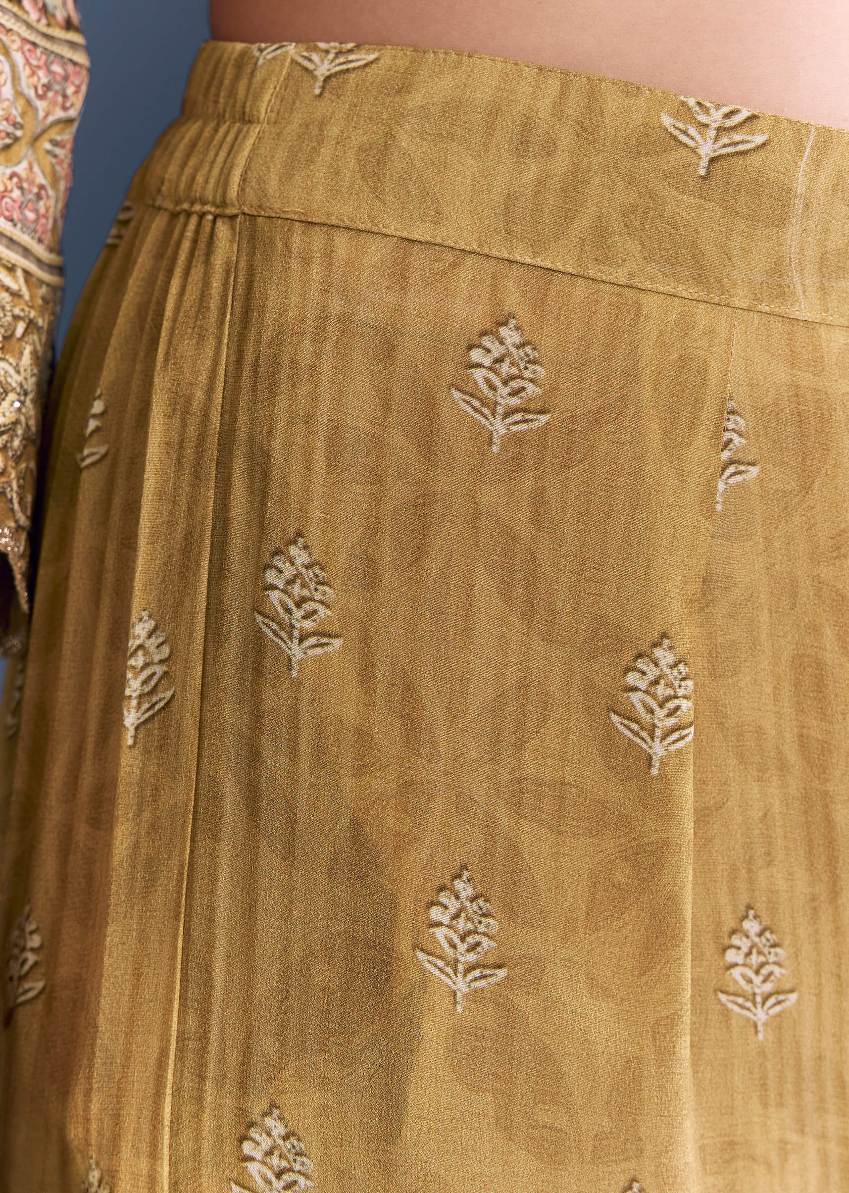 yellow-crepe-kurta-set-with-indie-print-and-zari-work-sg344088-6.jpg