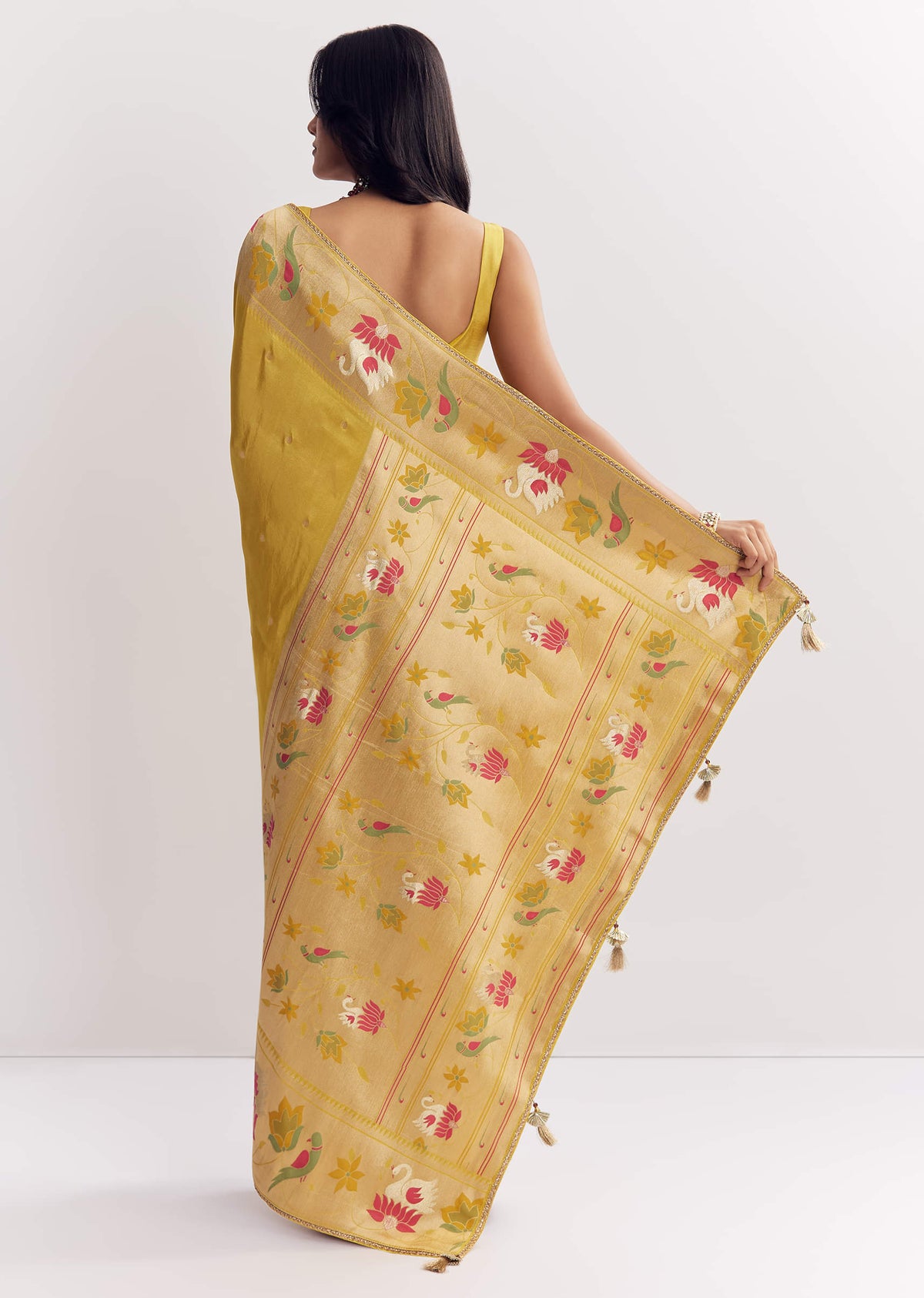 yellow-dola-silk-paithani-saree-with-dollar-butti-and-multicolor-motif-sg291229-6_0ebc6164-aec5-4c17-a08a-e4bd1d2e53ed.jpg