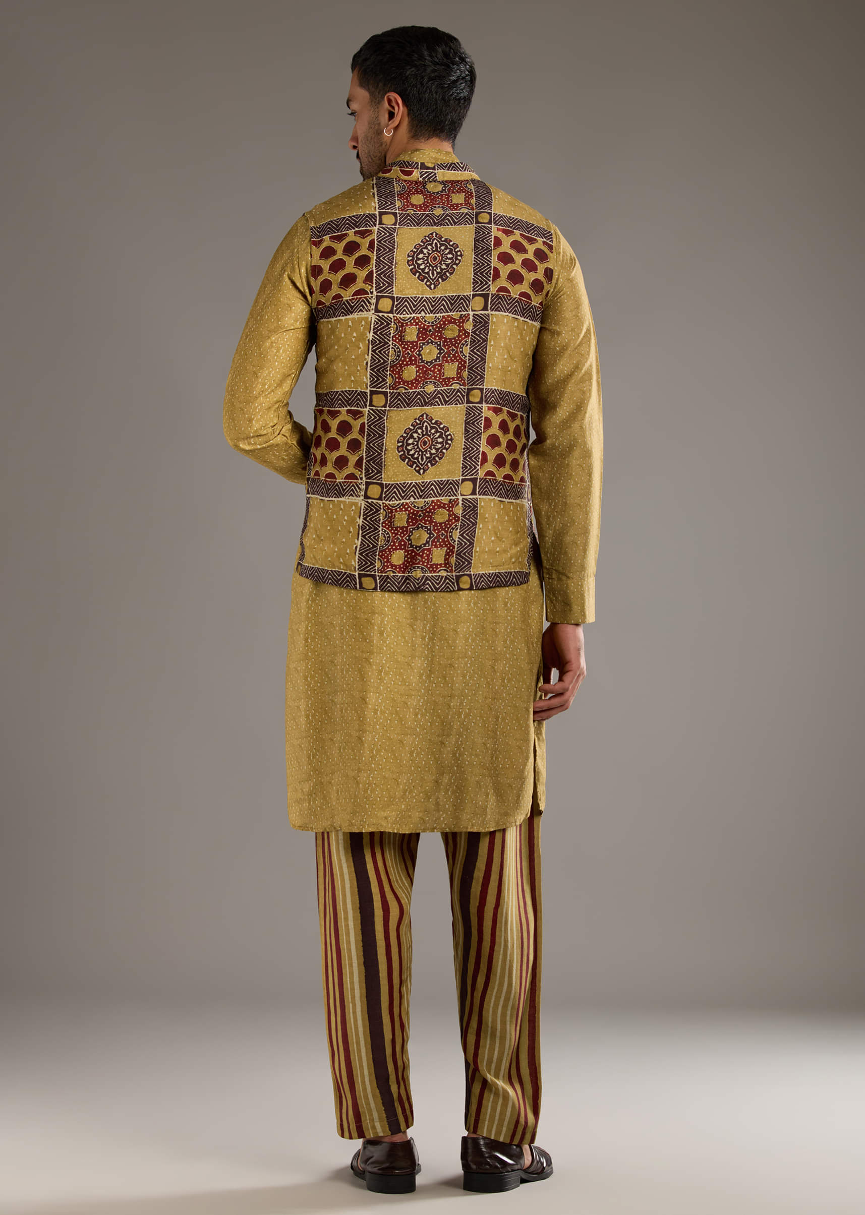yellow-linen-kurta-jacket-set-for-men-with-hand-block-ajrakh-print-sg359228-5.jpg