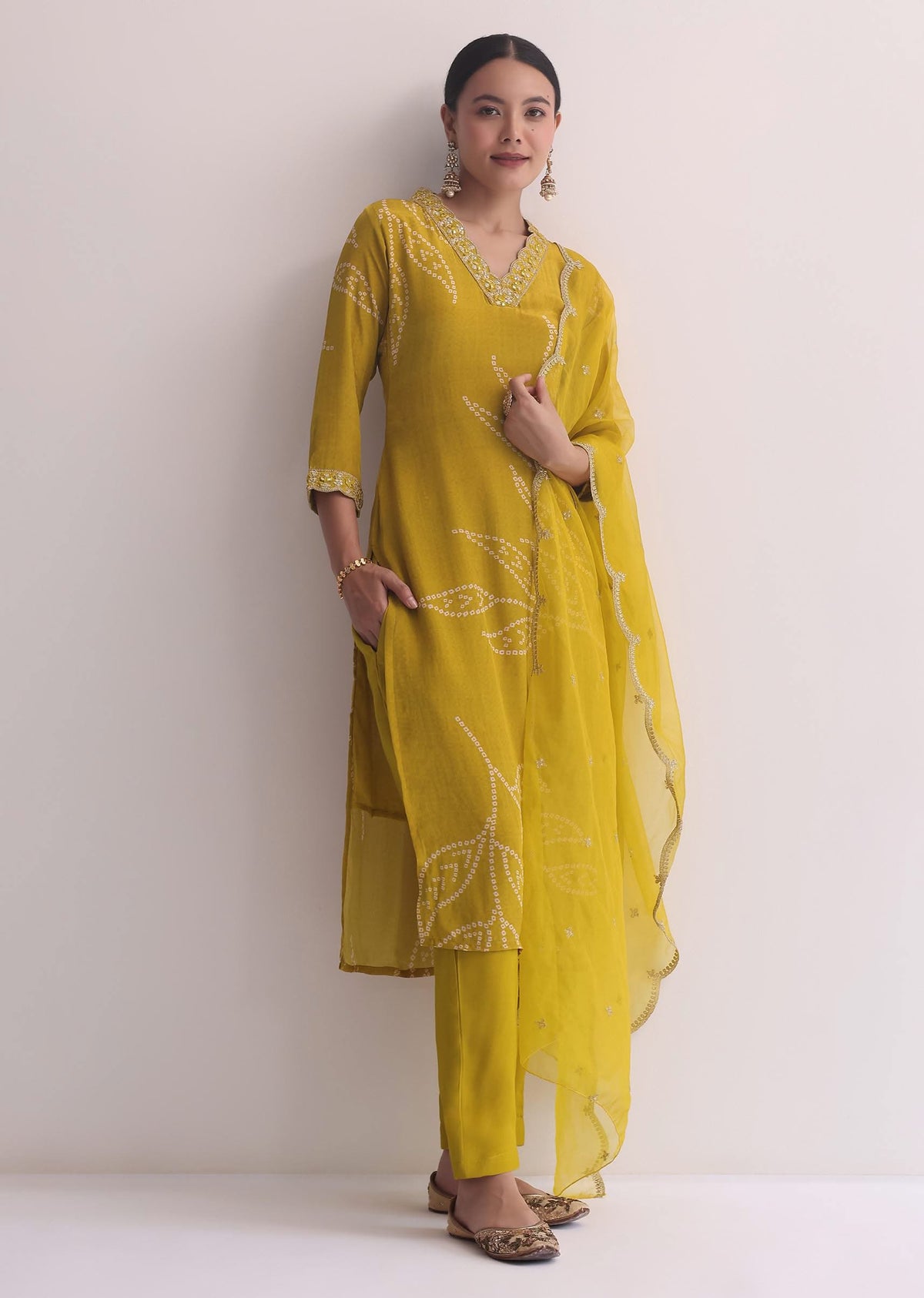 yellow_printed_kurti_pant_set_with_zari_embroidery-sg226746_9_e6296e4c-cdf1-412a-8b50-bfcf24ea899a.jpg
